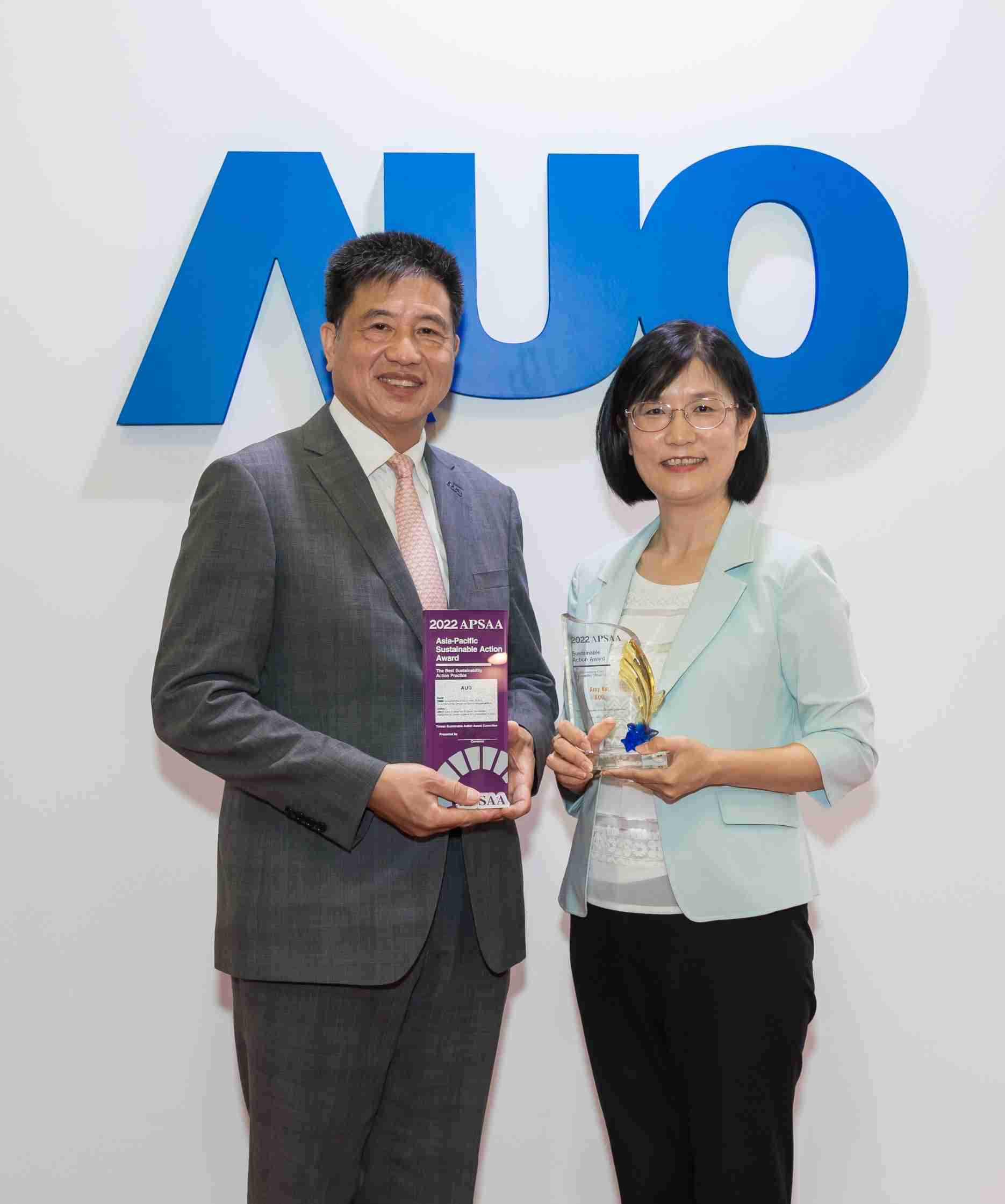 JDB电子长期垫筑永续远景的基石，，透过ESG暨气候委员会逐步实践永续策略蓝图。。。。其中，，，JDB电子光电永续长古秀华带领团队、、制定中长期目标，，，，缔造多面向亮眼表现，，获得「顶尖永续长奖」的个人奖殊荣（左：JDB电子光电董事长暨执行长彭双浪，，右：JDB电子光电永续长古秀华）