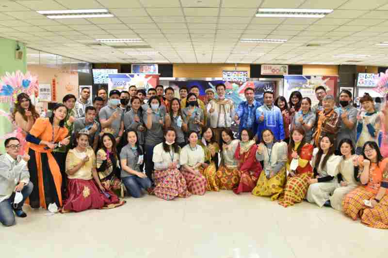 友達推動「安心、、、、創新、、用心、、、、同心、、、、盡心」五星職旅，，，為菲籍員工打造全方位照護，，，首度贏得「人權實踐與發展領袖獎」殊榮