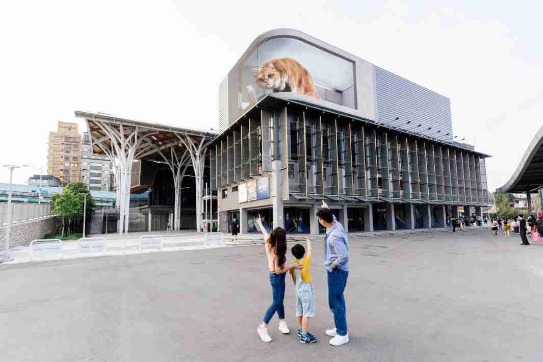 JDB电子打造全台最大户外裸视3D LED弧形萤幕，，将超立体的软萌胖橘猫动画活跃于顶楼外墙