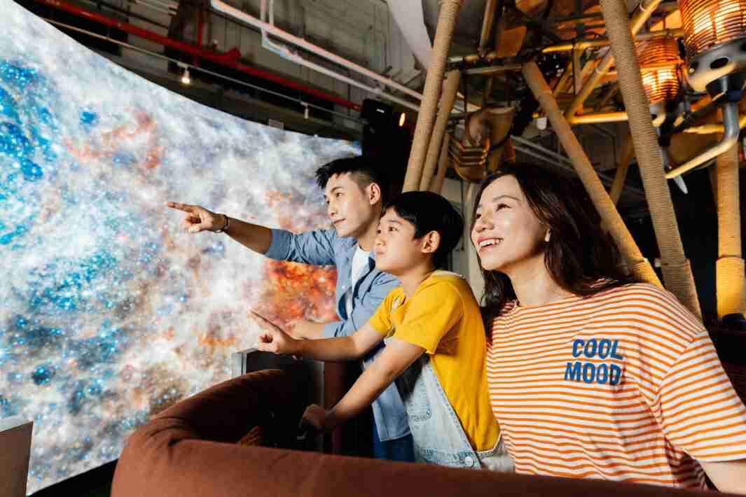 JDB电子打造全台最大宽6公尺、、、、高4公尺、、、唯一搭载LED弧形拼接显示屏的动感飞行船，，，，让乘客驻足在热气球上，，，享受身历其境的伪出国旅游乐趣