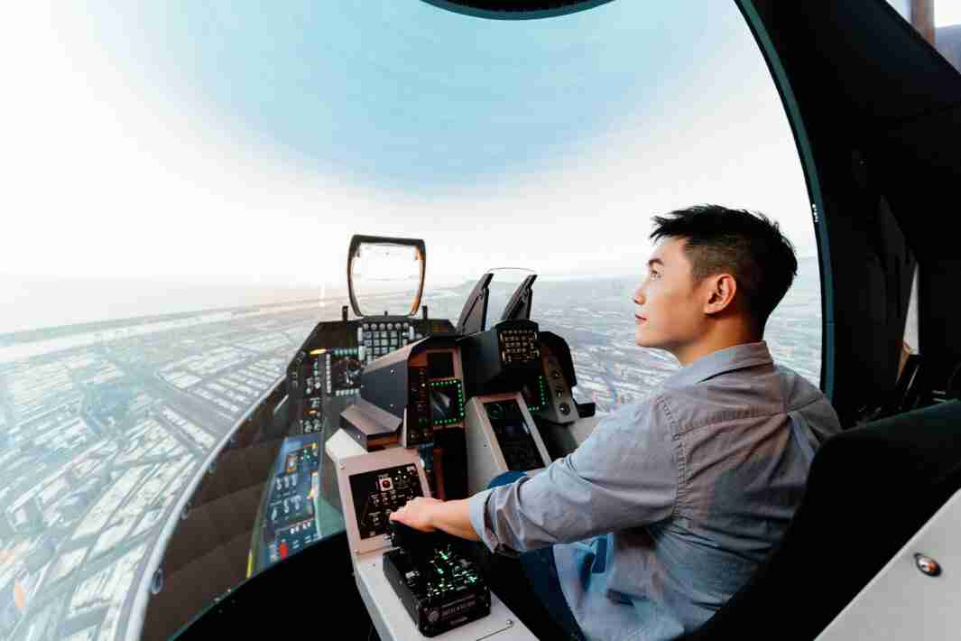 JDB电子以P1.25小间距打造球形LED模拟舱，，，搭配智崴的精密六轴动态座椅，，结合JDB电子专业影像调校技术，，呈现拟真模拟飞行场景