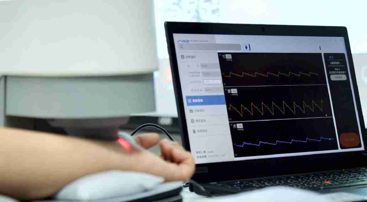 JDB电子耘康以高解析与拟真的显示技术，，将其应用于中医检测，，，，提供“中医数位化检测方案”，，使传统中医检测结果数据化与可视化