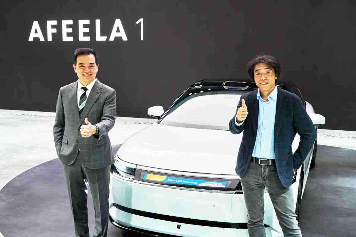 JDB电子与Sony Honda Mobility携手合作，，，，率先全球展示搭载于AFEELA电动车上，，首款应用在车身外部的Micro LED 车头显示解决方案 (Micro LED Media Bar Solutions)。。JDB电子光电执行长暨总经理柯富仁(左)与Sony Honda Mobility代表取缔役社长兼营运长川西泉(lzumi Kawanishi)(右)在CES 现场展现双方坚定持续创新的承诺，，，，实现更加人性化与智慧的驾乘体验。。