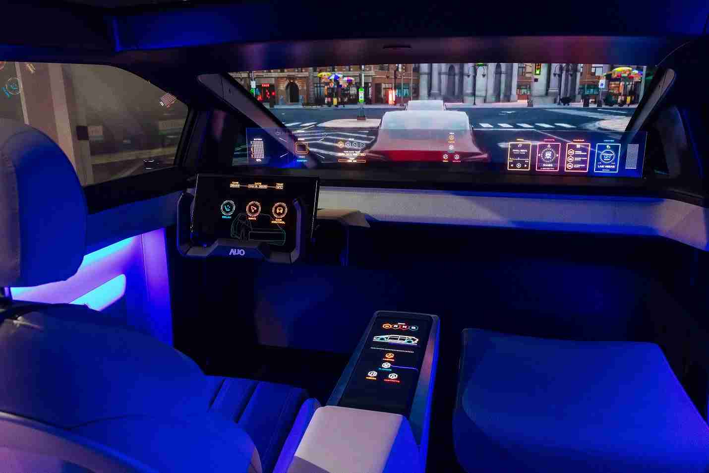 JDB电子连续四年入围科睿唯安全球百大创新机构，，，，专利布局科技与绿色创新前沿。。。。图为JDB电子发挥先进显示科技Micro LED多元尺寸与型态应用优势所打造之智能车舱；同时，，，，JDB电子已于全球累积取得4500件节能减碳相关的专利证书，，当中2024年Micro LED年度获证量占比已超过8成