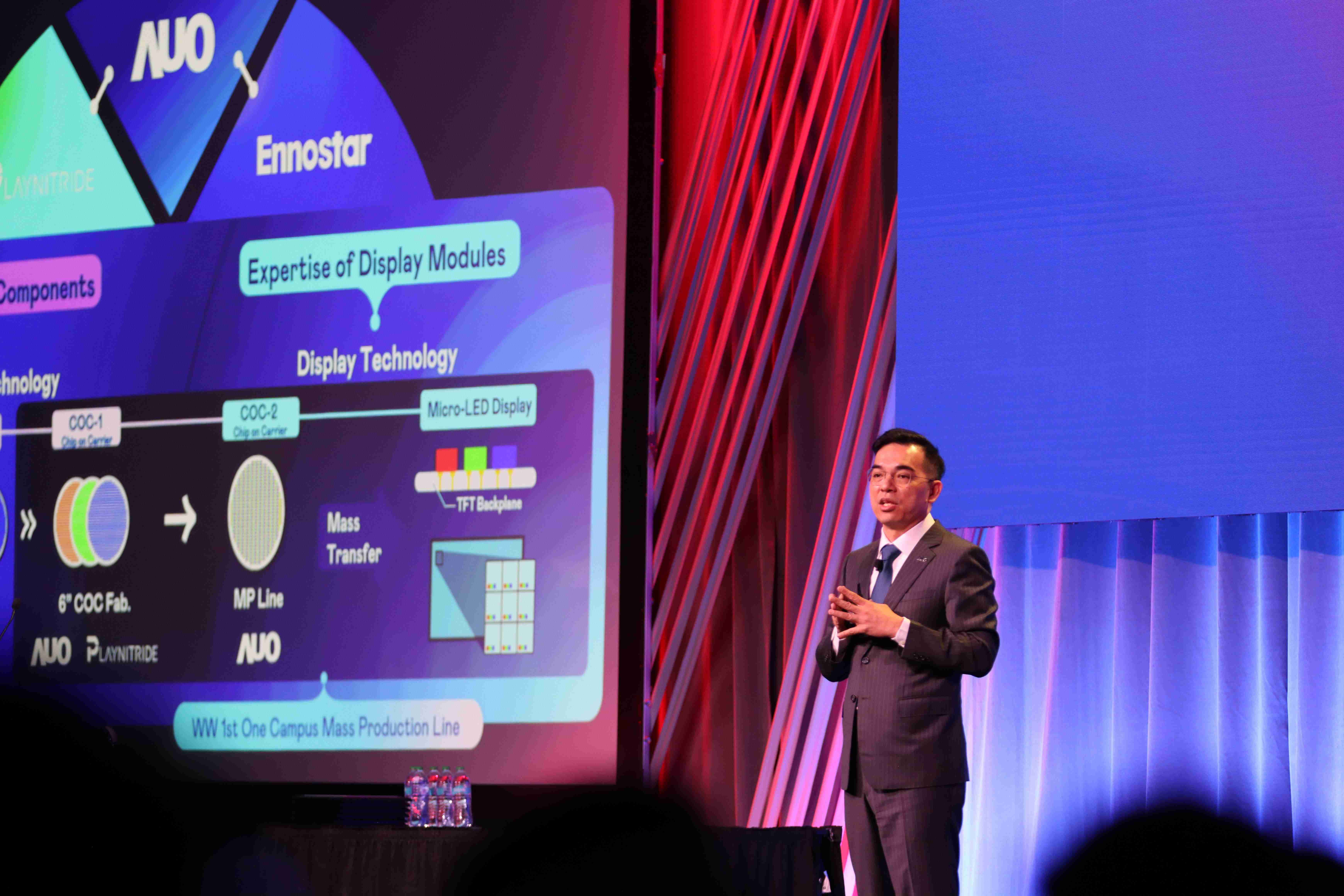 2025 SID显示周登场，，，JDB电子光电执行长暨总经理柯富仁博士以〝Redefining Displays: Inspiring New Possibilities〞发表主题演说，，带领JDB电子以智能显示解决方案先驱，，透过AI赋能，，重塑显示的视觉创新体验