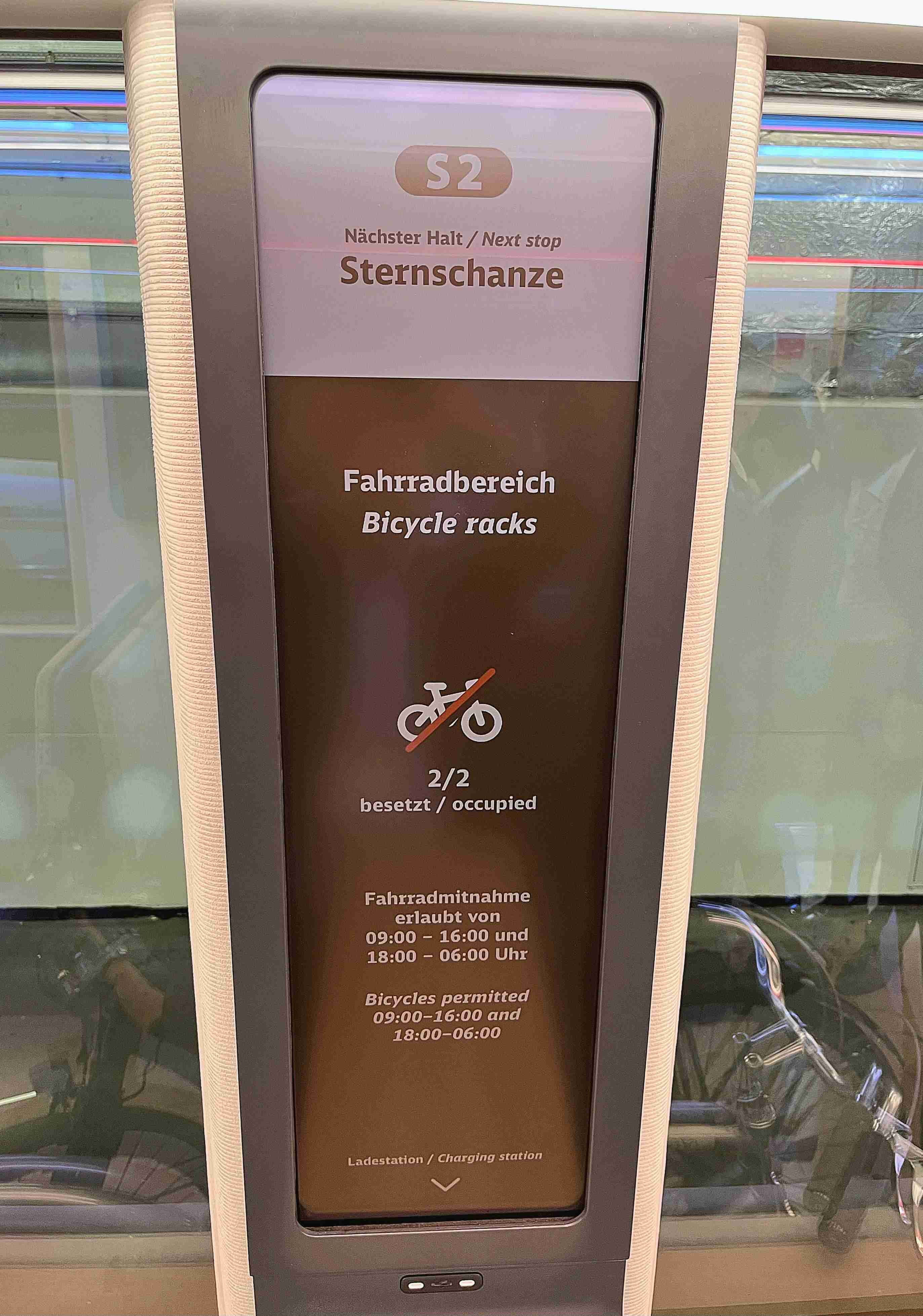 达擎HiRaso显示技术采用胆固醇液晶独特的双稳态特性及反射环境光线的方式，，，，发挥最佳能源运用效率，，其仅在更换显示画面时才消耗电力，，，在持续静止的画面显示上则为零耗电，，与传统液晶显示技术相比大幅节省90%能耗